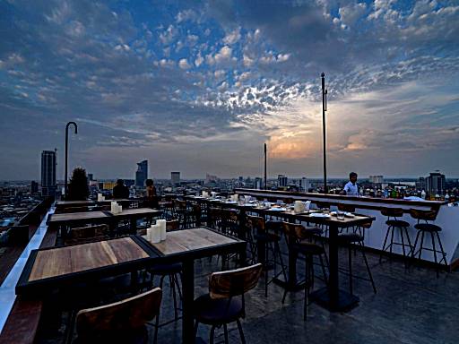Top 20 Hotel Bars in Phnom Penh - Ingrid Holm's Guide 2024