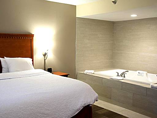 hotels in martinsburg wv with jacuzzi