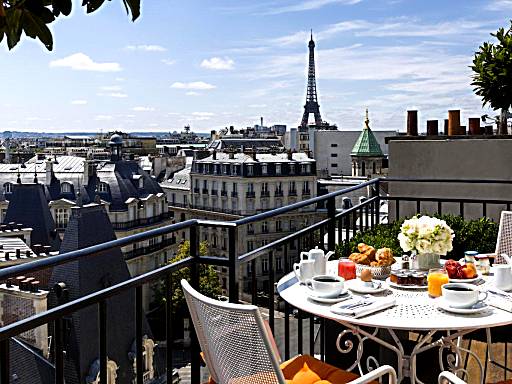 Shopping near Eiffel Tower. Restaurants. Hotels.