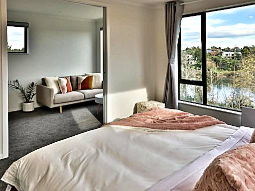 Amazing the Waikato River-View Brand New Villa with 4 bedrooms