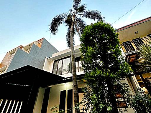 4-Bedroom Home in South Jakarta Nuansa Swadarma Residence by Le Ciel Hospitality
