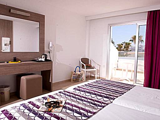 New Famagusta Hotel & Suites