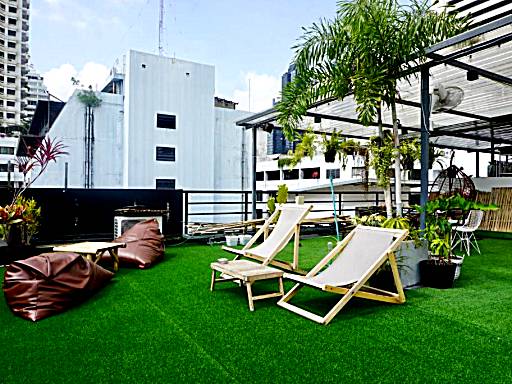 Silom Soi 3 Hip and funky apartment with rooftop view
