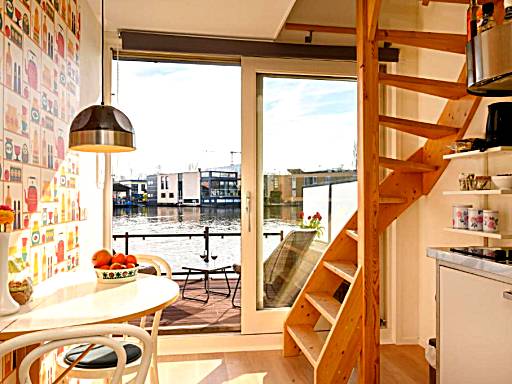 Houseboat studio with canalview and free bikes