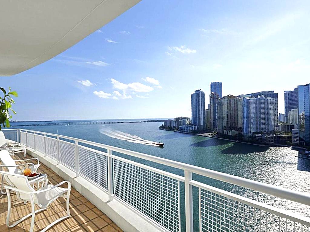 Top 19 Beachfront Hotels in Miami - Emmy Cruz's Guide 2021