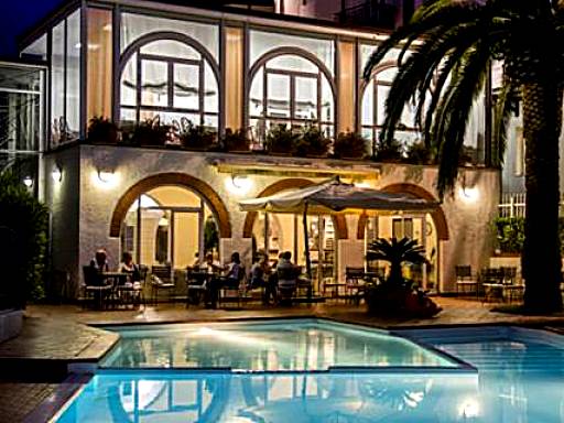 Hotel Riviera 3 Stelle con piscina estiva e campo tennis gratuiti e garage a pagamento