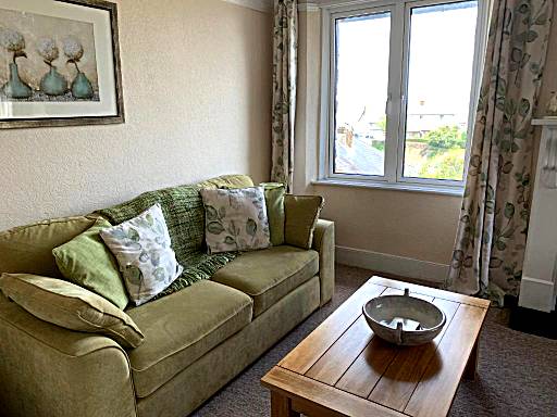Postmans Rest, second floor apartment, Lynmouth with private parking