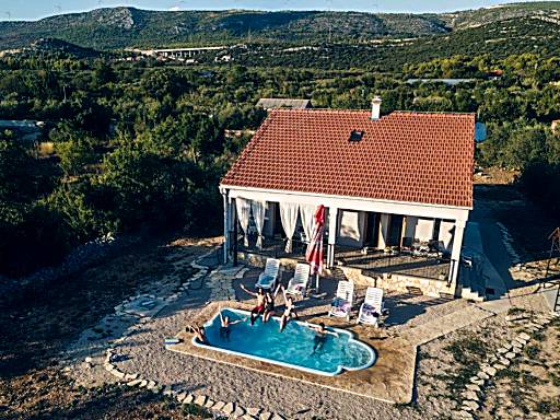Holiday home with pool Kristal