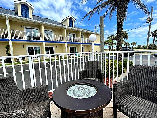 Ocean Sands Beach Boutique Inn-1 Acre Private Beach-St Augustine Historic-2 Miles-Shuttle with Downtown Tour-HEATED Salt Water Pool until 4AM-Popcorn-Cookies-New 4k USD Black Beds-35 Item Breakfast-Eggs-Bacon-Starbucks-Free Guest Laundry-Ph#904-799-SAND
