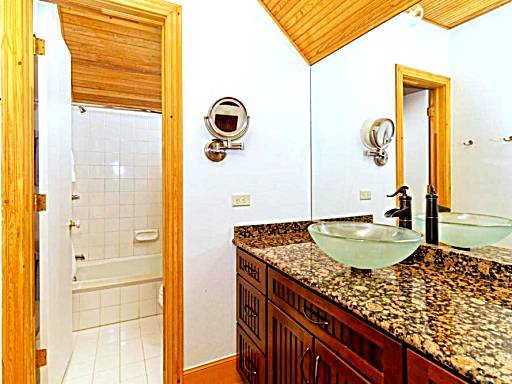 Independence Square 210, Beautiful Studio with Kitchenette, Great Location in Downtown Aspen