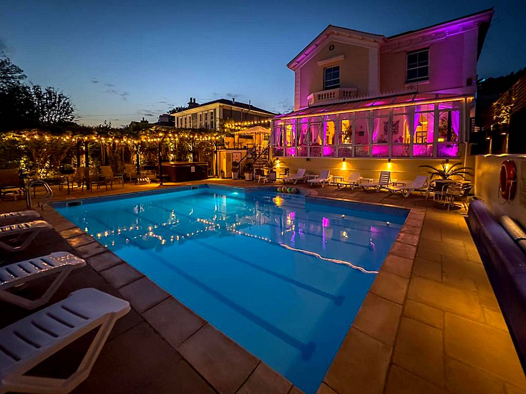 Riviera Lodge Hotel