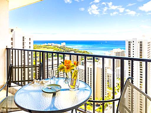 Upscale Penthouse with Ocean Views - Free Parking