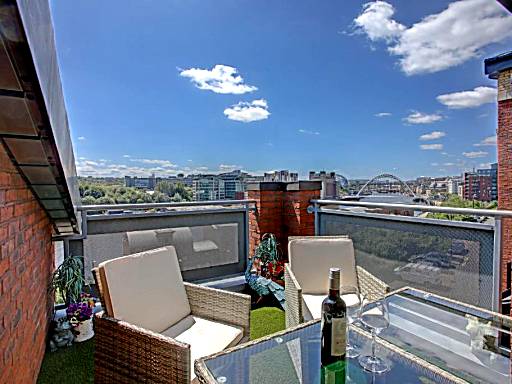 Beautiful duplex penthouse - roof garden, views, parking