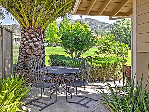Sunny Escape on Golf Course with Patio Near Wineries
