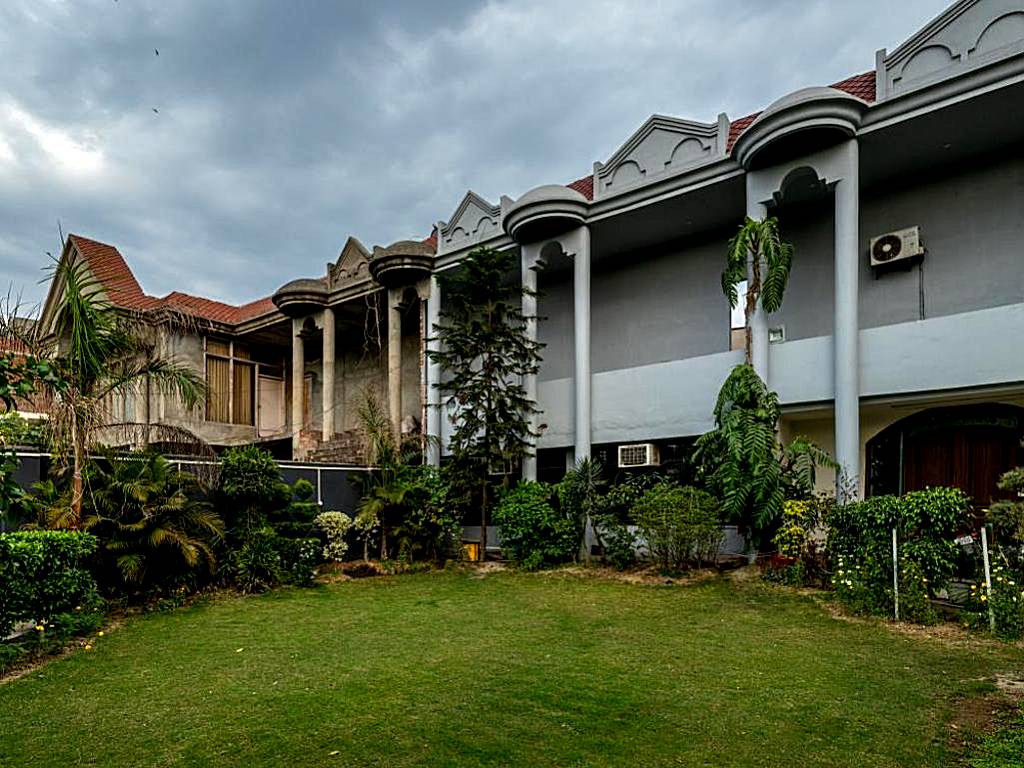 De Manora Homes - Unpretentious hotel with a garden , posh area Ranjit Avenue