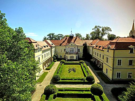 Szidónia Castle
