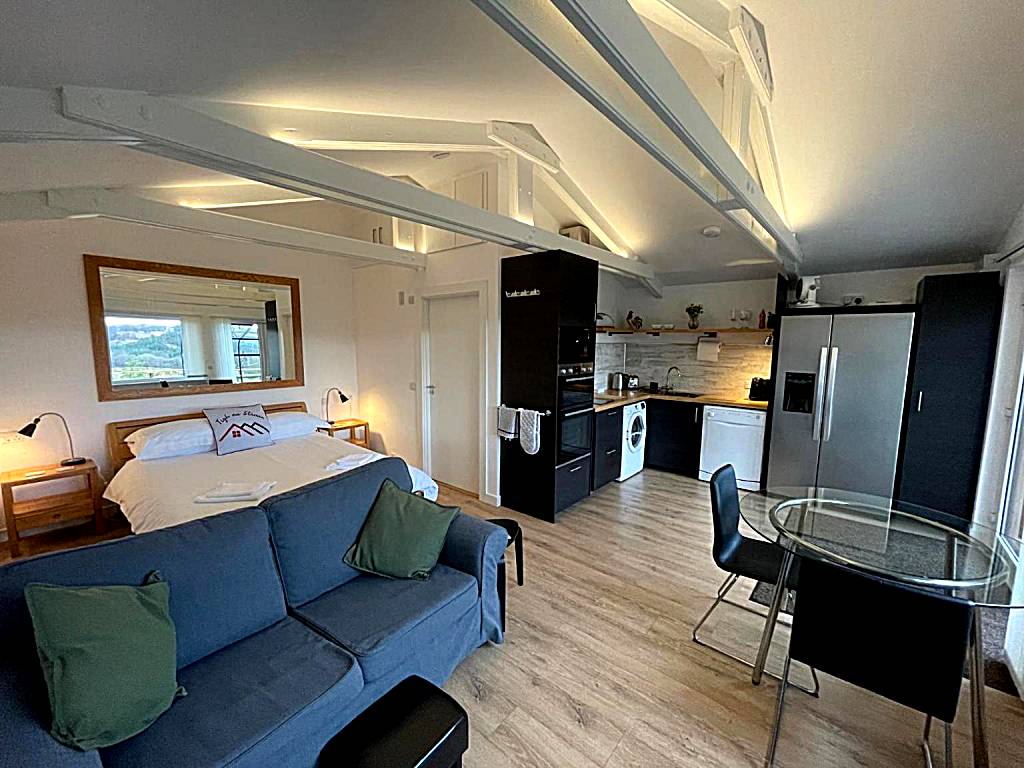 Spacious lodge with king sized bed