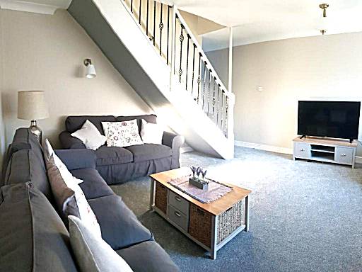 Cosy 3 bedroom residential house, private garden, 30 minutes from Alton Towers, 5 minute walk to Trentham Gardens.