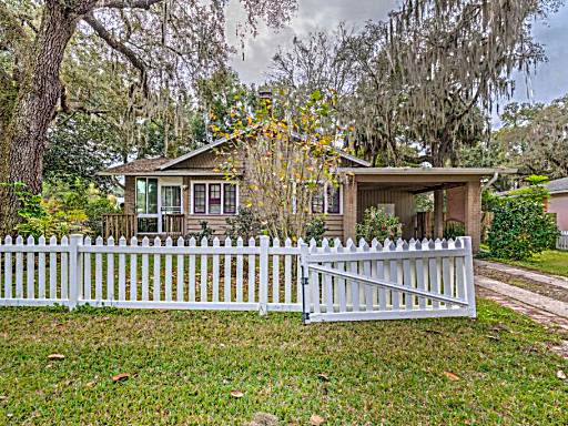 Chic Ocala Home with Yard about 1 Mi to Dtwn Square