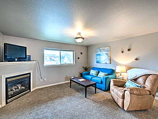 Apartment with Gas Fireplace about half Mi to Beach!