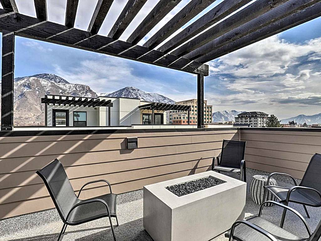 Chic and Sunny Provo Townhome with Rooftop Deck!