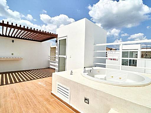 Magnificent Stylish Penthouse Trendy Location Awesome Rooftop Terrace Hot Tub Pool in Complex