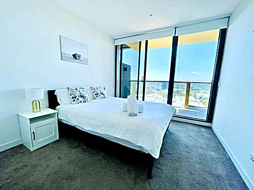 Luxury 2Beds Condo with stunning city View (Parking, Gym)