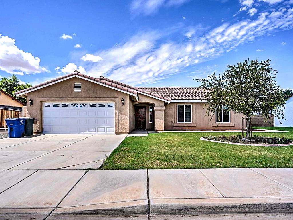 Yuma Family Home with Covered Patio and Grill!