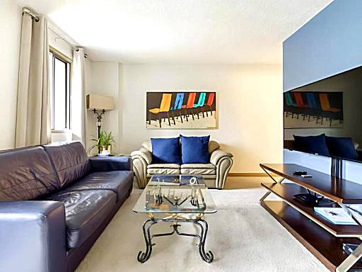 Entire Condo Downtown, near Saddle Dome, Quiet, Private, free Parking, 1,5 hrs to Banff