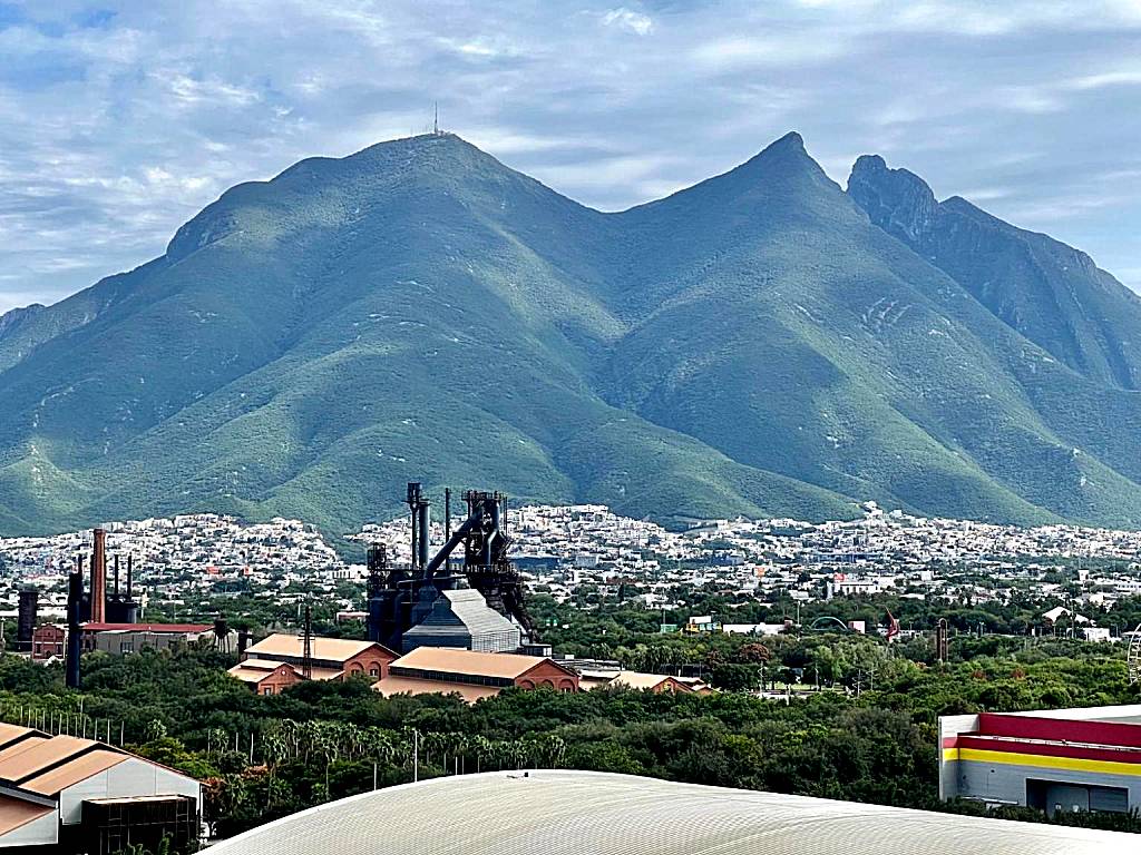 Industrial stylish 3-br. apartment & city views in front of Parque Fundidora & Arena Mty