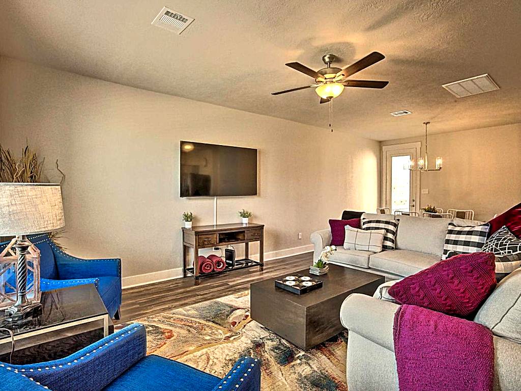 College Station Townhome with Furnished Patio!