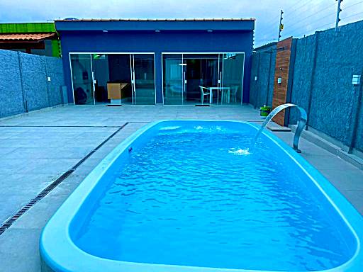 Casa com piscina e hidromassagem praia Enseada.