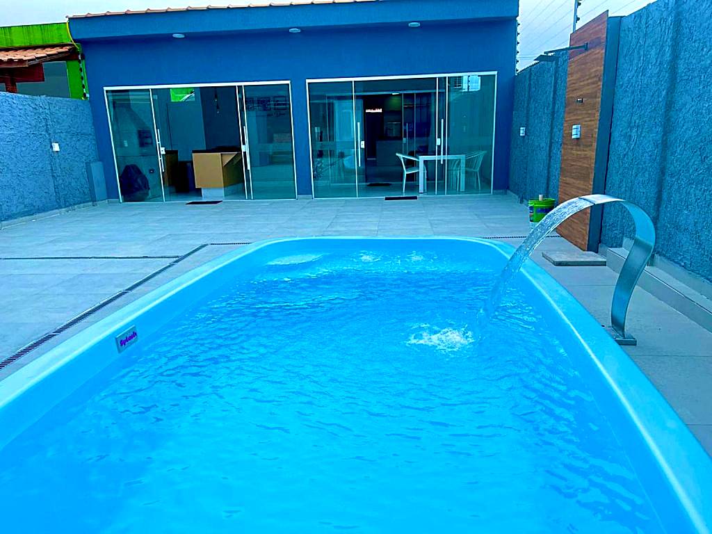 Casa com piscina e hidromassagem praia Enseada.